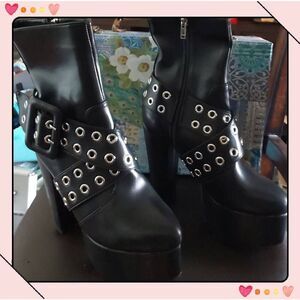 BNIB~Lamoda Black One Shot Platform Boots